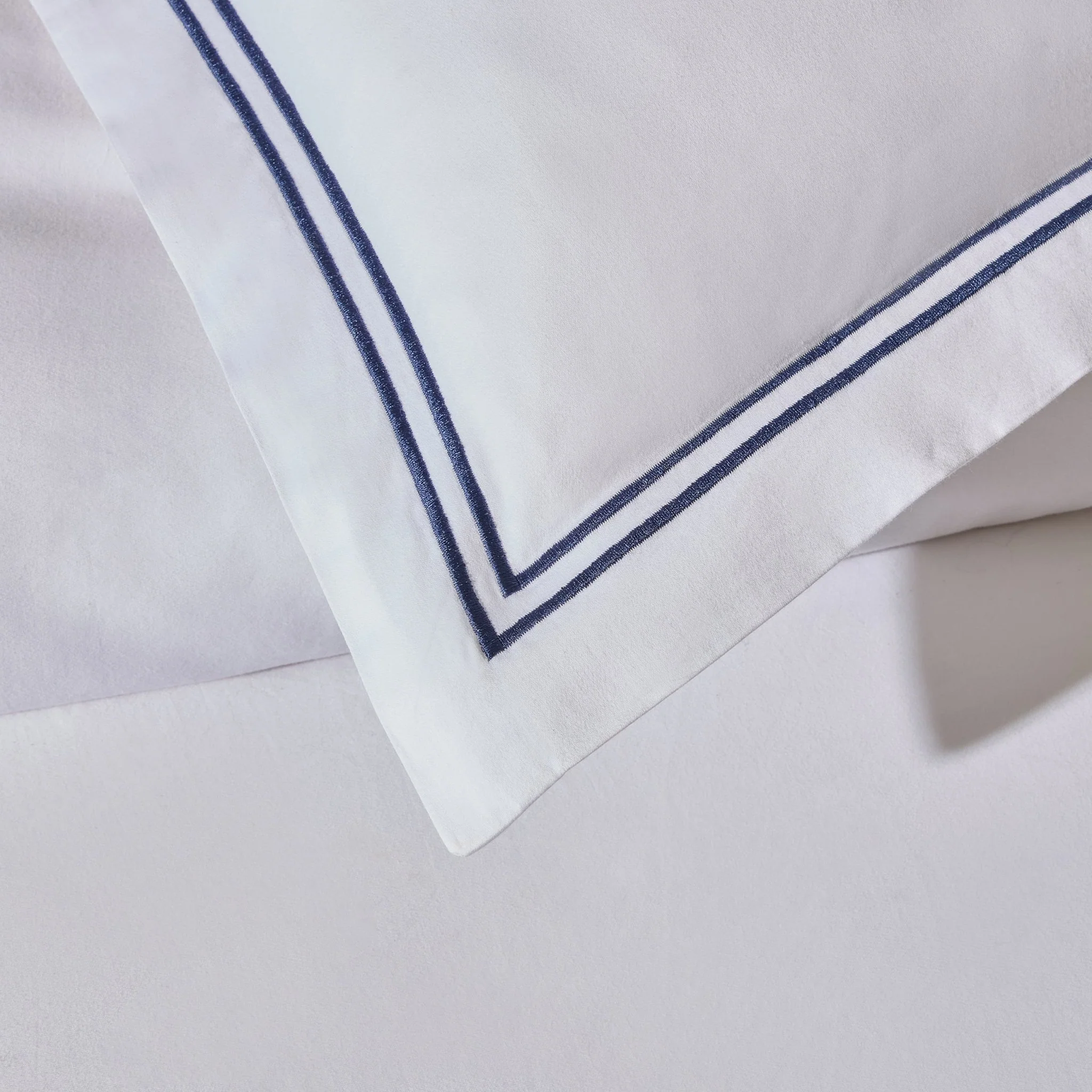 Regent Embroidered 100% Cotton Pair of Oxford Pillowcases 400 Thread Count - Navy - Image 2
