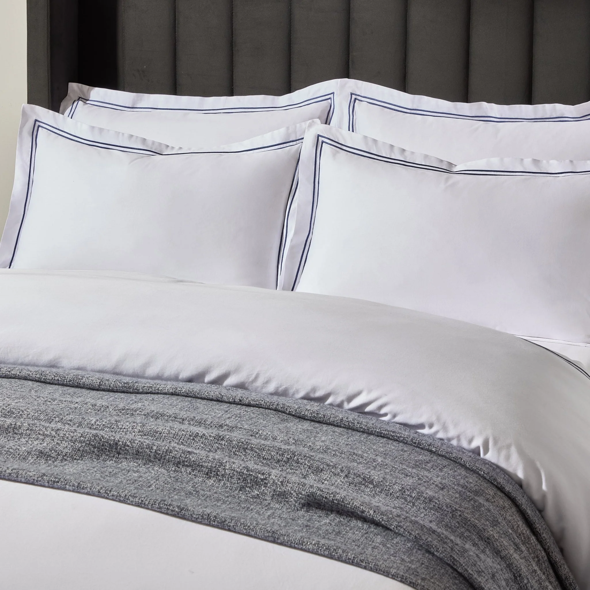 Regent Embroidered 100% Cotton Pair of Oxford Pillowcases 400 Thread Count - Navy - Image 4