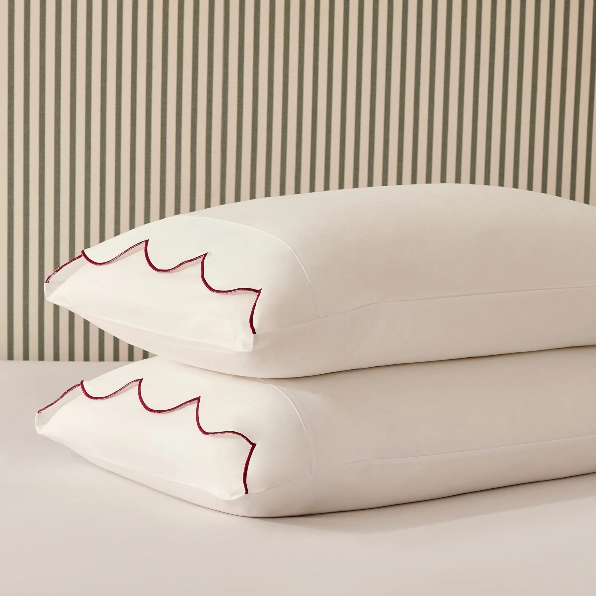 Simone 220 Thread Count Scallop Embroidered Edge Duvet Cover - White/Berry - Image 4